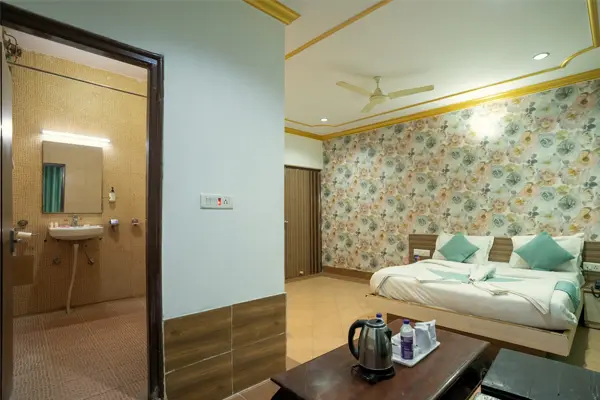 spacious-room-with-bathroom-in-budget-hotel-jaisalmer