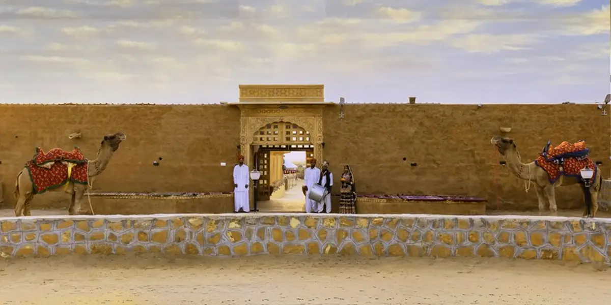 traditional-welcome-at-gate-of-jaisalmer-desert-camp-by-hukam